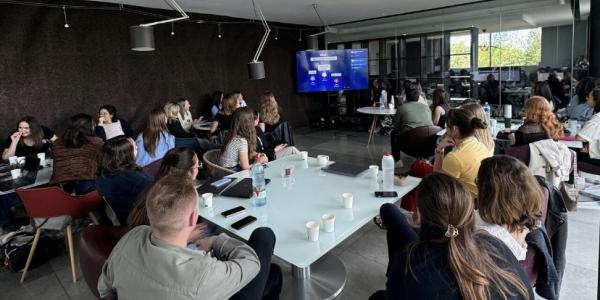 Photo prise lors de la réunion RH annuelle du Groupe Mentor, montrant plusieurs collaborateurs réunis autour d'une présentation en salle.
