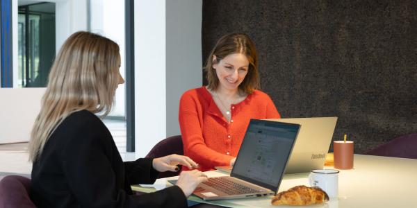 Delphine Lecointe discutant avec une collaboratrice